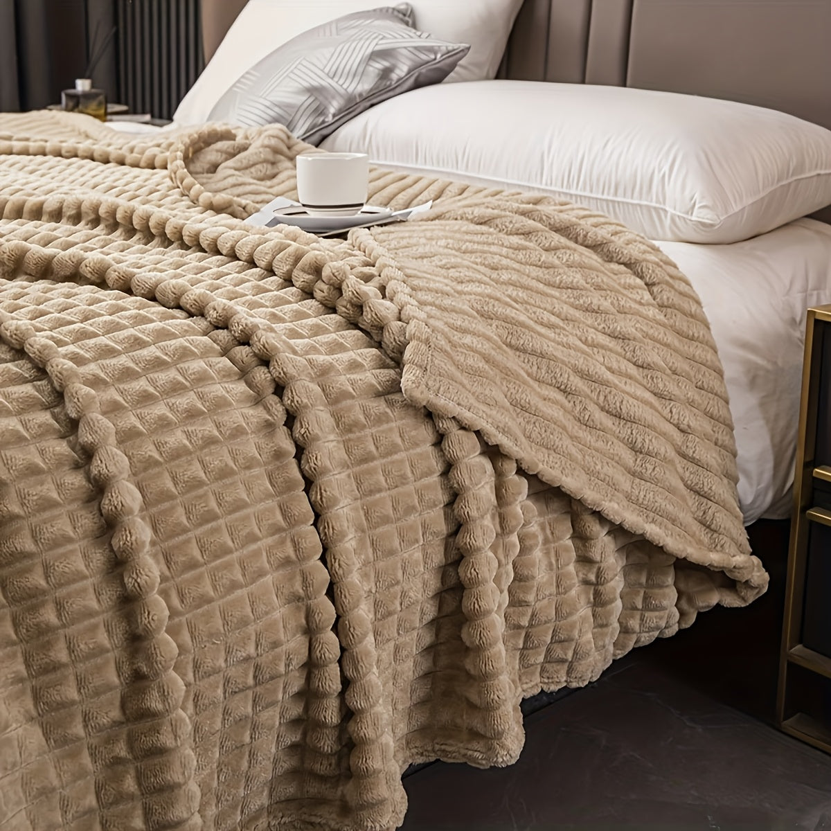Soft Warm Throw Blanket All-Season Plush Sofa Blanket for Naps Office Camping Pet-Friendly Bedspread Multiple Sizes and Colors