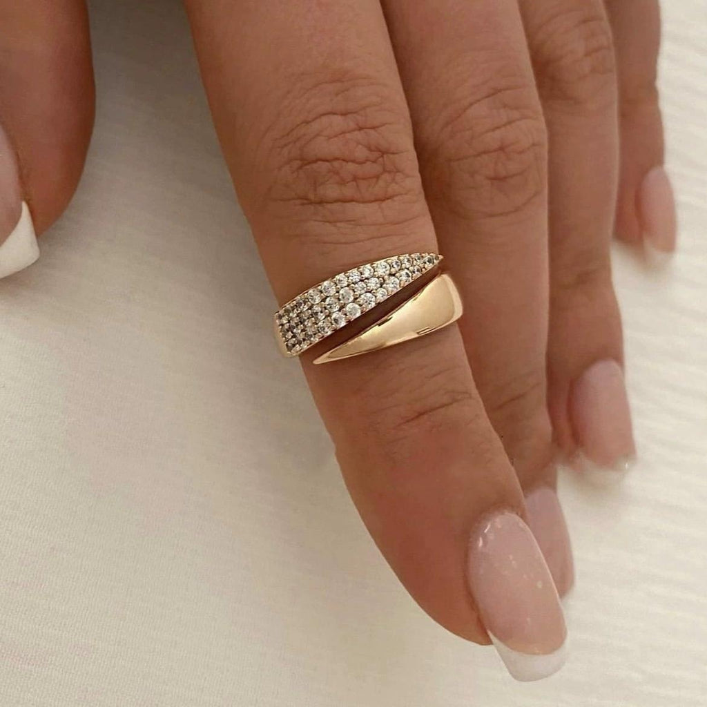 A Stylish And Unique Open-Ended Ring for Women, Adorned with Beautiful Synthetic Diamonds And Featuring a Geometric Design, Perfect for Everyday Wear Or Special Events