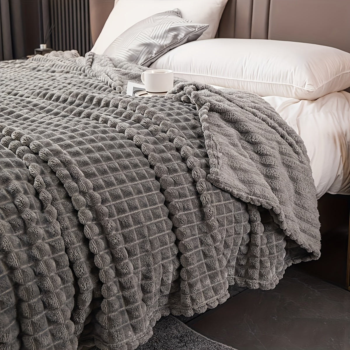 Soft Warm Throw Blanket All-Season Plush Sofa Blanket for Naps Office Camping Pet-Friendly Bedspread Multiple Sizes and Colors