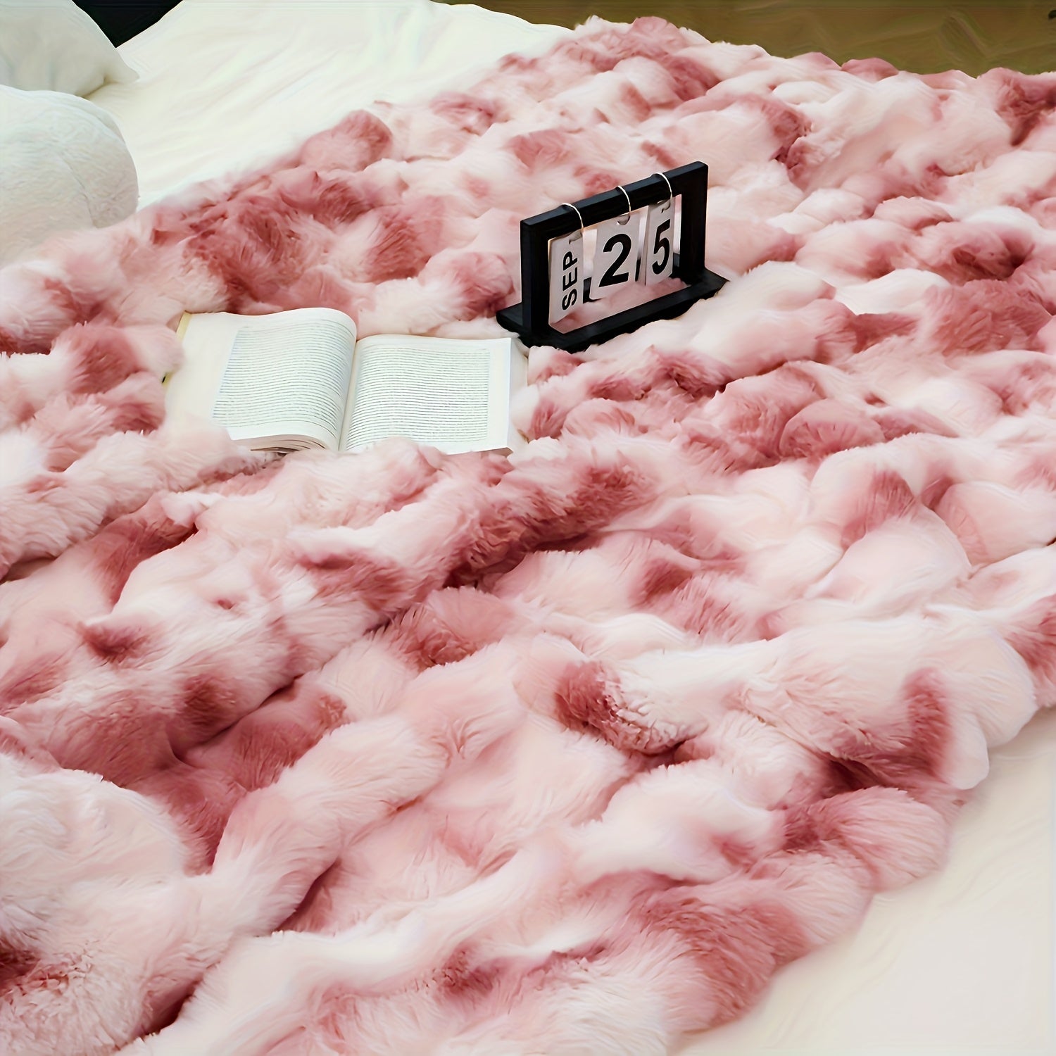 Faux Fur Heavy Plush Throw Blanket – Super Soft Warm Cozy Fleece Blanket for Couch Bed & Travel, All-Season Gift Blanket