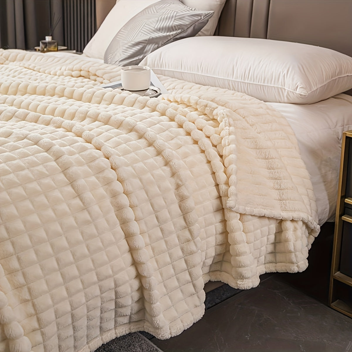 Soft Warm Throw Blanket All-Season Plush Sofa Blanket for Naps Office Camping Pet-Friendly Bedspread Multiple Sizes and Colors